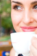 Foto: Beautiful smiling woman drinking coffee Beautiful smiling woman drinking coffee