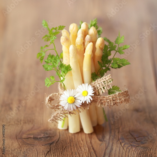 Foto: Spargel gebunden mit Kerbel Spargel gebunden mit Kerbel