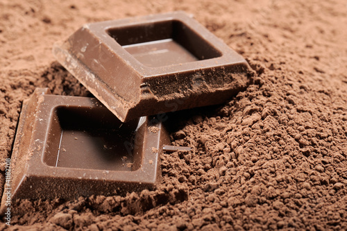 Foto: cocoa powder with chocolate blocks cocoa powder with chocolate blocks