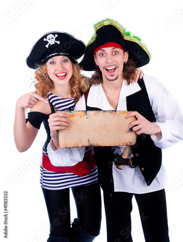 Foto: two pirate man and a woman holding a map in his hands two pirate man and a woman holding a map in his hands