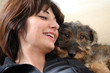 Donna e cagnolino innamorati