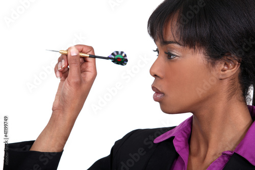 Foto: black beauty playing darts black beauty playing darts