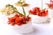 Feines Käsebuffet mit getrockneten Tomaten und Oliven