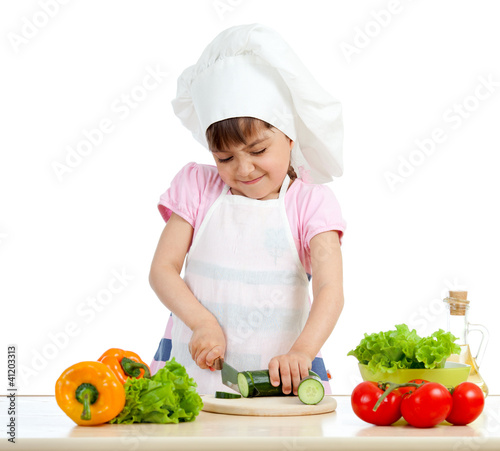 Foto: Chef girl preparing healthy food over white background Chef girl preparing healthy food over white background