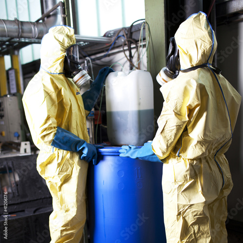Photo: Experten in Fabrik wegen Strahlgefahr Experten in Fabrik wegen Strahlgefahr