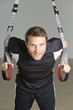Mann beim Schlingentraining