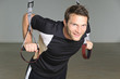 Mann beim Schlingentraining