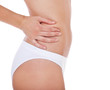 Weibliche Person kneift sich in den Bauch