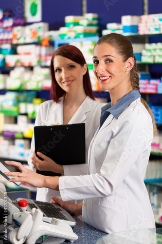 Photo: Apothekerin mit Apothekengehilfin in Apotheke Apothekerin mit Apothekengehilfin in Apotheke