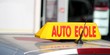 Panneau distinctif d'une voiture école de conduite