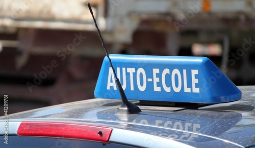 Photo: Enseigne de toit de voiture ' auto-école ' Enseigne de toit de voiture ' auto-école '