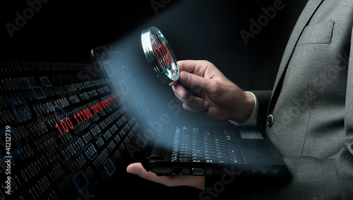 Foto: Businessman searching virus Businessman searching virus