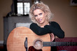 jolie femme à la guitare folk