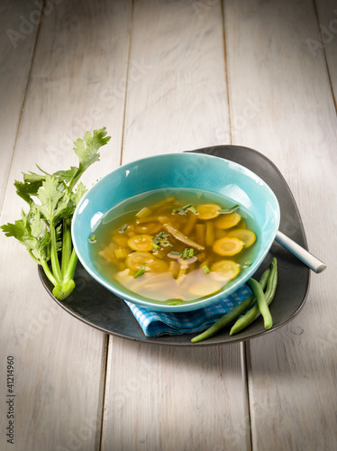 Foto: miso soup with green beans zucchinis and celery, vegetarian food miso soup with green beans zucchinis and celery, vegetarian food