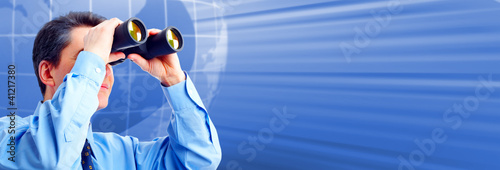 Foto: Businessman with binoculars. Businessman with binoculars.