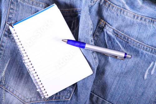 Photo: Notizen auf Jeans Notizen auf Jeans
