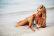 Detaily fotografie woman on the sand the ocean coast
