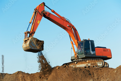 Foto: track-type loader excavator at work track-type loader excavator at work