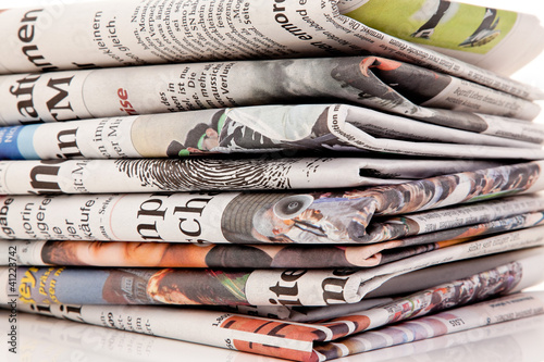 Foto: Stapel von alten Zeitungen und Zeitschriften Stapel von alten Zeitungen und Zeitschriften