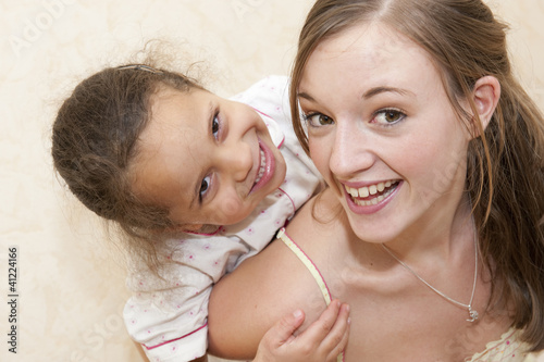 Foto: Jeune fille qui fait un calin à sa maman Jeune fille qui fait un calin à sa maman