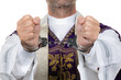 Katholischer Priester mit Handschellen. Missbrauch