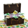 Truhe mit Euro Banknoten. Finanzkrise, Krise, Schu Truhe mit Euro Banknoten. Finanzkrise, Krise, Schu