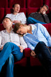 Paar und andere Leute im Kino