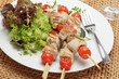 Gegrillte Fleischspieße mit Blattsalaten