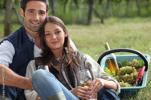 Foto: Couple with basket of grapes and wine Couple with basket of grapes and wine