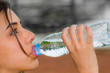 Foto: Mujer bebiendo agua Mujer bebiendo agua