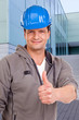 Foto: installateur mit schutzhelm zeigt daumen hoch installateur mit schutzhelm zeigt daumen hoch