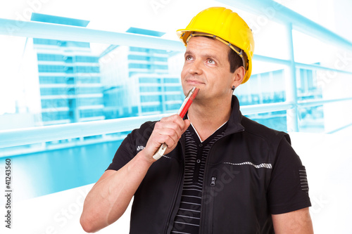 Photo: überlegender handwerker überlegender handwerker