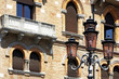 Antico palazzo con lampione