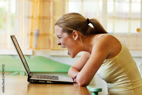 Foto: Frau ärgert sich über Computer Frau ärgert sich über Computer