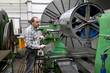 Älterer Arbeiter der Metallindustrie an CNC Fräsma