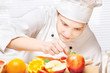 Foto: chef decorating delicious fruit plate chef decorating delicious fruit plate