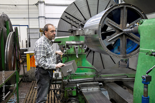 Foto: Älterer Arbeiter der Metallindustrie an CNC Fräsma Älterer Arbeiter der Metallindustrie an CNC Fräsma