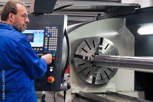 Photo: Älterer Arbeiter der Metallindustrie an CNC Fräsma Älterer Arbeiter der Metallindustrie an CNC Fräsma