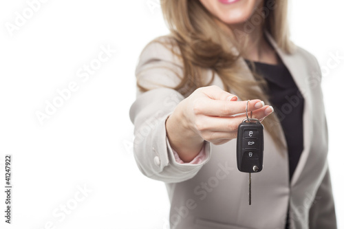 Photo: Frau überreicht Autoschlüssel Frau überreicht Autoschlüssel