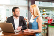 Arbeitskollegen - Mann und Frau - sitzen in Cafe