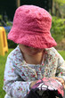 bimba gioca in giardino