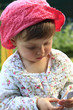 bimba bambina gioca in giardino