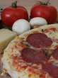 Pizza mit Salami und Pilzen