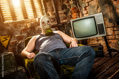 Foto: man in a gas mask man in a gas mask
