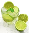 Mojito decorado con limas y hielo