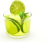 Mojito decorado con limas y hielo