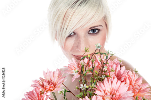 Foto: Junge blonde Frau mit rosa Blumenstrauß sagt danke Junge blonde Frau mit rosa Blumenstrauß sagt danke