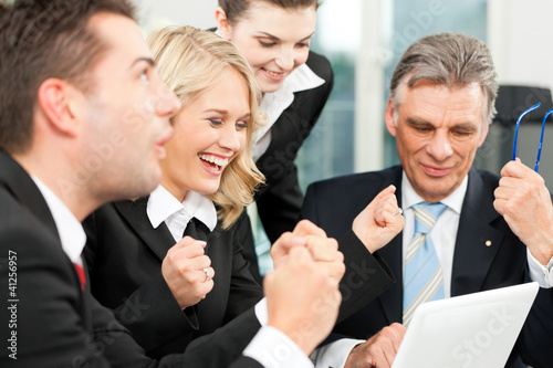 Foto: Business people - team meeting in an office Business people - team meeting in an office