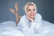 belle blonde sur une couette
