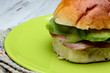 brioche con avocado e lonza di maiale